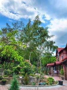 un patio con un árbol y una casa en Glory en Truskavets