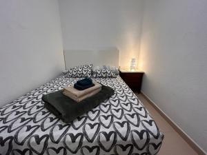 エル・メダノにあるAlquilaencanarias-Medano Lagos de Miramar Iのベッドルーム1室(ベッド1台、白黒の掛け布団付)