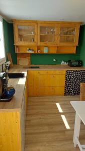 cocina grande con armarios de madera y suelo de madera en Apartment Fritali, en Tadten