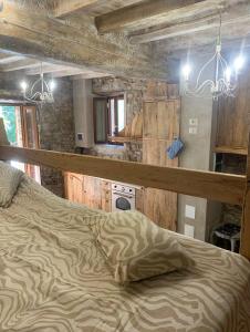 1 dormitorio con 1 cama en una habitación con paredes de madera en IL NIDO DI MATILDE _monolocale design sul fiume_, en Rossena