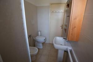 a small bathroom with a toilet and a sink at Casa Buonconte in Arezzo