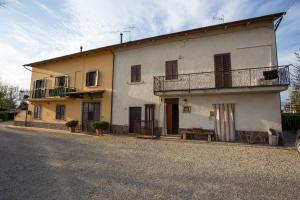 a large white house with a balcony on a street at Casa Buonconte in Arezzo