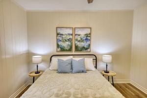 A bed or beds in a room at Cozy French Cottage 1/2 mi from Covington Square