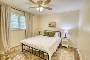 A bed or beds in a room at Cozy French Cottage 1/2 mi from Covington Square