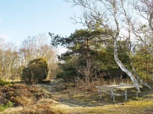 un banco del parque sentado en un camino de tierra en 6 person holiday home in Hadsund, en Odde