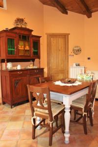 uma cozinha com mesa e cadeiras num quarto em Casa Coccinella Valdieri - Codice CIR00423300008 em Valdieri