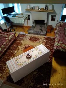 ein Wohnzimmer mit einem Tisch und einem Kamin in der Unterkunft Charlami's Mansion in Polýdroson