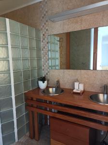 a bathroom with two sinks and a large mirror at Valmoa T4 in Praia da Vitória +15 photos