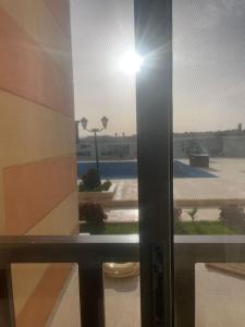 una vista de una ventana con el sol brillando en Marina City portghalib one bedroom, en Port Ghalib