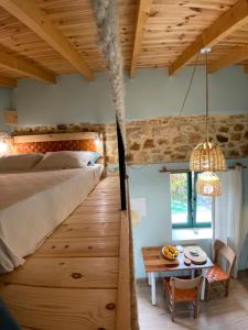 una camera con un grande letto e un tavolo di Maria`s Peaceful Nest a Chania
