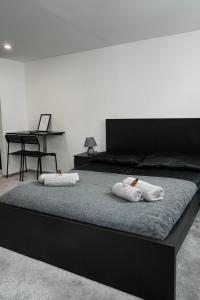 - un lit avec 2 serviettes dans l'établissement Downtown studios Budapest, à Budapest