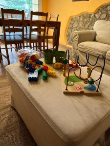 Cal Pedret في Ríudecañas: طاولة عليها ألعاب في غرفة المعيشة