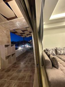 Posezení v ubytování aboun rooftop 2bedroom kh&sh