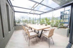 - une salle à manger avec une table et des chaises dans l'établissement Smart loft Bogota - Chico, à Bogotá