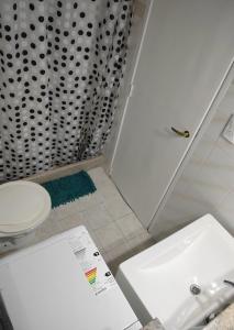uma casa de banho com um WC branco e um chuveiro em Departamento Del Plaza em Bahía Blanca