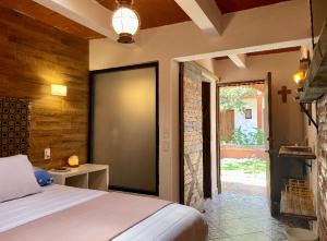 1 dormitorio con 1 cama grande y chimenea en Hotel RioMiel Tlaxcala, en Tlaxcala de Xicohténcatl