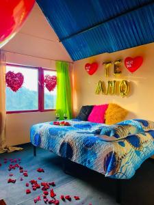 - une chambre avec un lit et des cœurs à l'étage dans l'établissement El eden, à Manizales