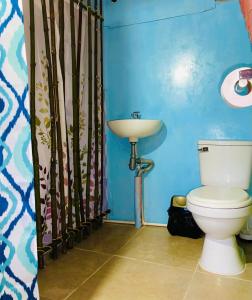 y baño con aseo y lavamanos. en El eden, en Manizales