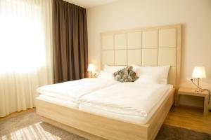 Tempat tidur dalam kamar di Pfeiler's Bürgerstüberl - Hotel