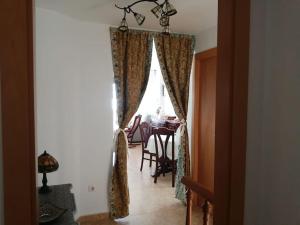 蒙科法爾的住宿－Mar i Cel，走廊上设有窗帘,用餐室设有桌子