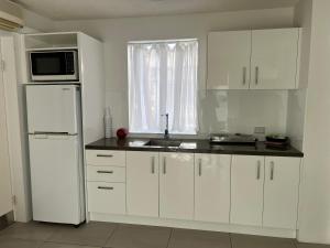 A kitchen or kitchenette at Beachside Mooloolaba