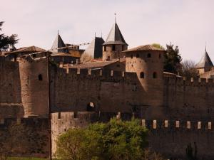 un gran castillo con torretas en una pared en Casa Del Castell, en Carcassonne
