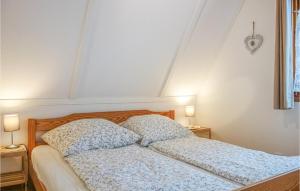 Postel nebo postele na pokoji v ubytování 3 Bedroom Stunning Home In Bad Arolsen