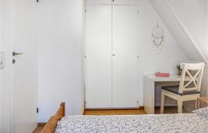 Postel nebo postele na pokoji v ubytování 3 Bedroom Stunning Home In Bad Arolsen