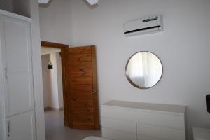 a bathroom with a mirror and a sink at Paraiso Bayahibe by Mireya in Bayahibe
