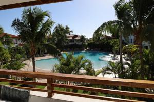 vistas a la piscina desde el balcón de un complejo en Paraiso Bayahibe by Mireya, en Bayahibe