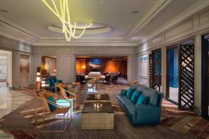 鳳凰城的住宿－坎比萬豪豪華生活傲途格精選酒店，客厅配有蓝色的沙发和椅子