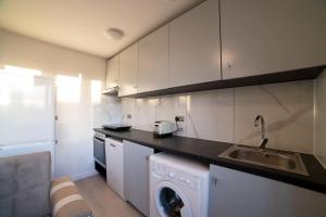 A kitchen or kitchenette at Spacious and Stylish 1 Bed Modern Flat