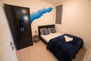 A bed or beds in a room at Spacious and Stylish 1 Bed Modern Flat