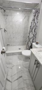 Ένα μπάνιο στο Cozy 2 Bedrooms & 2 Bathrooms Guest Suite with Electric Fireplace +6 φωτογραφίες