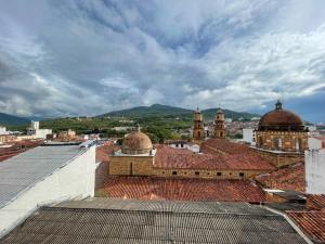 une vue sur une ville depuis les toits des bâtiments dans l'établissement APARTAMENTO EN EL CENTRO HISTÓRICO, à San Gil