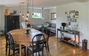 jadalnia i salon ze stołem i krzesłami w obiekcie Beautiful Home In Bohus-bjrk With Wifi w mieście Skarvik