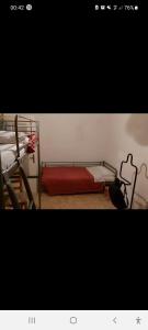 都靈的住宿－Casa dei GATTI，一间卧室配有一张红色床罩的床