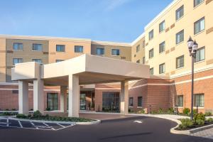 un montage de l'avant d'un bâtiment dans l'établissement Courtyard by Marriott Glassboro Rowan University, à Glassboro