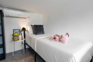 2 letti in una camera da letto con una coperta rosa di Manao Pool Villa 9 - 5 Mins Walk To The Beach a Ko Lanta Altre 24 foto