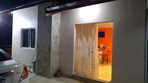 una puerta a una habitación con mesa y sillas en Parada Di Maria Guest House en Campos do Jordão