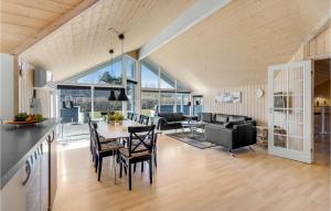 Η κουζίνα ή μικρή κουζίνα στο Four-Bedroom Holiday Home In Vaggerlose