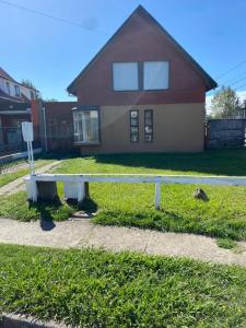 une maison avec un banc devant elle dans l'établissement Casa en sector residencial, à Arauco