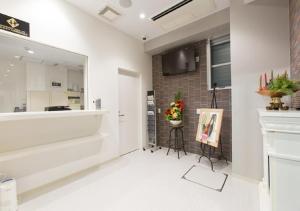 bagno con vasca e specchio di Guesthouse La Cava women's single room / Vacation STAY 21865 a Yokohama