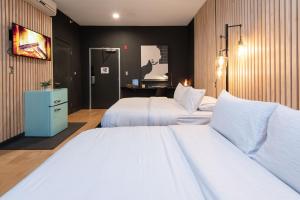 Audemar Boutique Hotel and Apartment Homes tesisinde bir odada yatak veya yataklar