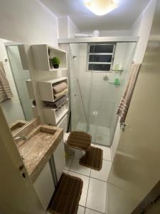ein Bad mit einer Dusche, einem WC und einem Waschbecken in der Unterkunft Apartamento na Grande Natal (Condomínio Barcas) in Natal