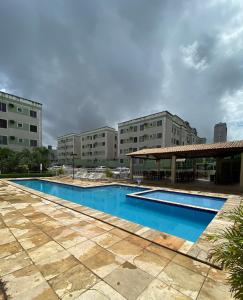 an empty swimming pool in front of a building at Apartamento na Grande Natal (Condomínio Barcas) in Natal