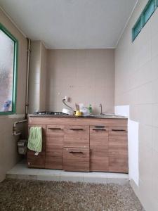uma cozinha com um lavatório e uma bancada em Aparta estudio bonito, independiente bien ubicado em Bogotá