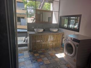ein Badezimmer mit 2 Waschbecken und einer Waschmaschine in der Unterkunft TarTar & Nay Hostel in Chiang Mai
