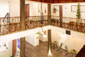 una vista aérea de un vestíbulo con mesas y sillas en Suites Experience by Hotel David en Quito