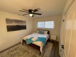 una camera con letto e ventilatore a soffitto di Modern ~ Comfortable ~ Downtown, Queen beds, Bikes a Greenville